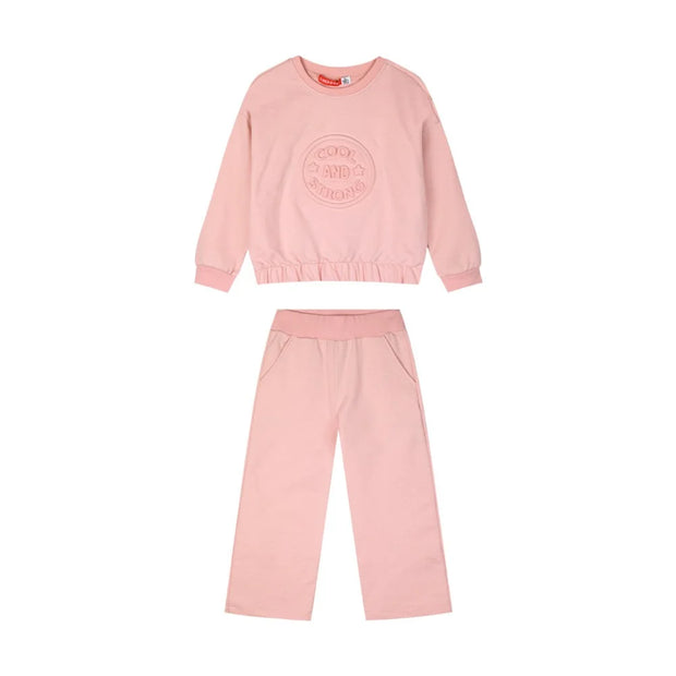 Παιδικό σετ φόρμας για κορίτσια σε απαλό ροζ χρώμα, με μακρυμάνικη μπλούζα με ανάγλυφο σχέδιο 'Cool and Strong' και παντελόνι με φαρδιά μπατζάκια.