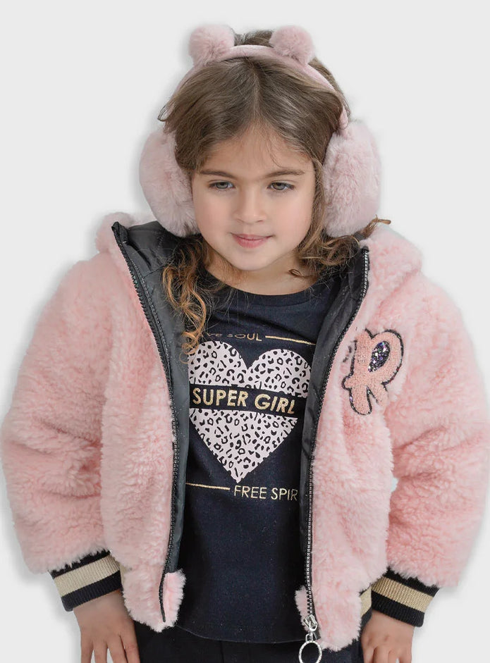 Κορίτσι φορά ροζ shearling μπουφάν Energiers με στρας γράμμα R και ασορτί αξεσουάρ