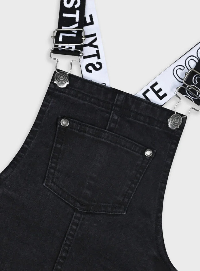 Λεπτομέρεια μαύρης τζιν σαλοπέτας Energiers με τιράντες λάστιχο “COOL STYLE”.