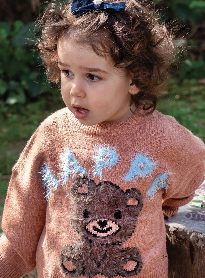 Παιδικό κοριτσίστικο πουλόβερ Energiers Coral Gold με αρκουδάκι – λεπτομέρεια μπροστινής όψης

Παιδικό πουλόβερ Energiers Coral Gold – πίσω όψη

Παιδικό πουλόβερ Energiers Coral Gold με fluffy λέξη HAPPY και αρκουδάκι – μπροστινή όψη

Κορίτσι φοράει το πουλόβερ Energiers Coral Gold με αρκουδάκι – lifestyle φωτογραφία