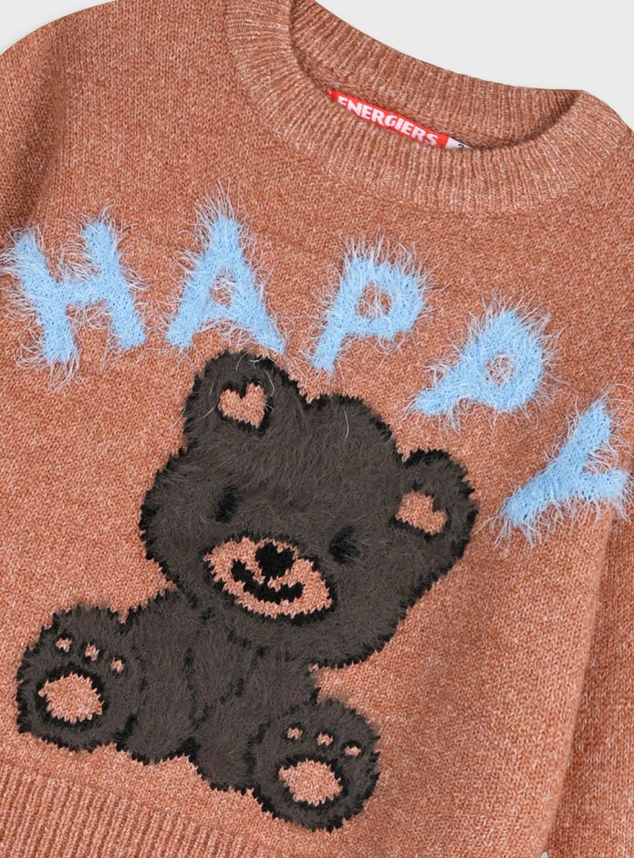 Παιδικό κοριτσίστικο πουλόβερ Energiers Coral Gold με αρκουδάκι – λεπτομέρεια μπροστινής όψης

Παιδικό πουλόβερ Energiers Coral Gold – πίσω όψη

Παιδικό πουλόβερ Energiers Coral Gold με fluffy λέξη HAPPY και αρκουδάκι – μπροστινή όψη

Κορίτσι φοράει το πουλόβερ Energiers Coral Gold με αρκουδάκι – lifestyle φωτογραφία