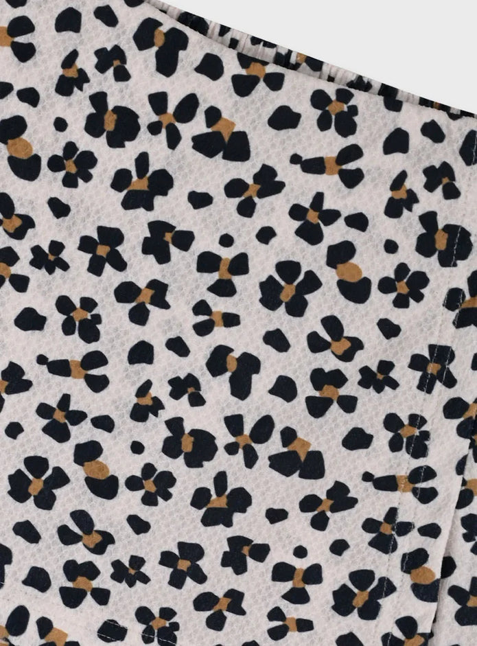 Λεπτομέρεια παιδικού σορτς Energiers σε εκρού με animal print σχέδιο.