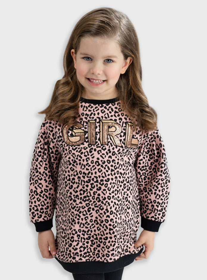 Κορίτσι φοράει παιδικό φόρεμα Energiers ροζ animal print με παγιέτες