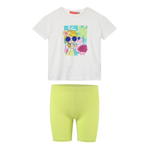 Παιδικό σετ για κορίτσι με λευκό μπλουζάκι διακοσμημένο με σχέδιο flamingo και τρισδιάστατα στοιχεία, συνδυασμένο με λαχανί κολάν. Ιδανικό για καλοκαιρινές εμφανίσεις.