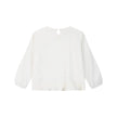 Μπλούζα για κορίτσια σε λευκό χρώμα με μακριά μανίκια και λεπτομέρεια πιέτας στο κάτω μέρος. Διαθέτει διακριτικό μεταλλικό διακοσμητικό στη γωνία, προσφέροντας κομψότητα και στυλ. πουκαμίσα για κορίτσι 