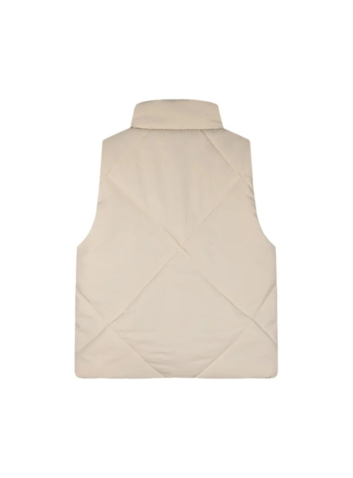 Παιδικό μπουφάν γιλέκο σε μπεζ χρώμα με φερμουάρ μπροστά και πλαϊνές τσέπες, ιδανικό για κομψές casual εμφανίσεις.