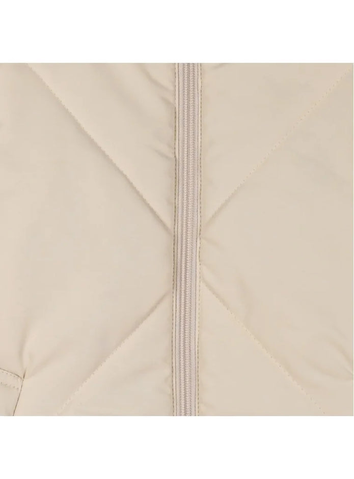 Παιδικό μπουφάν γιλέκο σε μπεζ χρώμα με φερμουάρ μπροστά και πλαϊνές τσέπες, ιδανικό για κομψές casual εμφανίσεις.