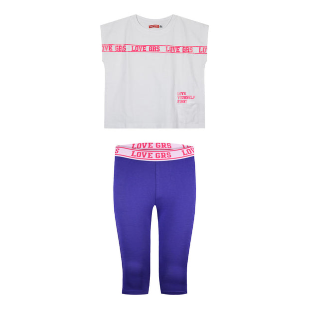 Παιδικό σετ με λευκό crop top και ροζ στάμπα "Love Yourself First" συνδυασμένο με μωβ κολάν 3/4 με αθλητικό σχέδιο και λάστιχο "LOVE GRS". Ιδανικό για καθημερινές δραστηριότητες.