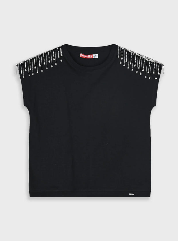 Λεπτομέρεια από τις διακοσμητικές αλυσίδες στους ώμους της μαύρης μπλούζας Energiers