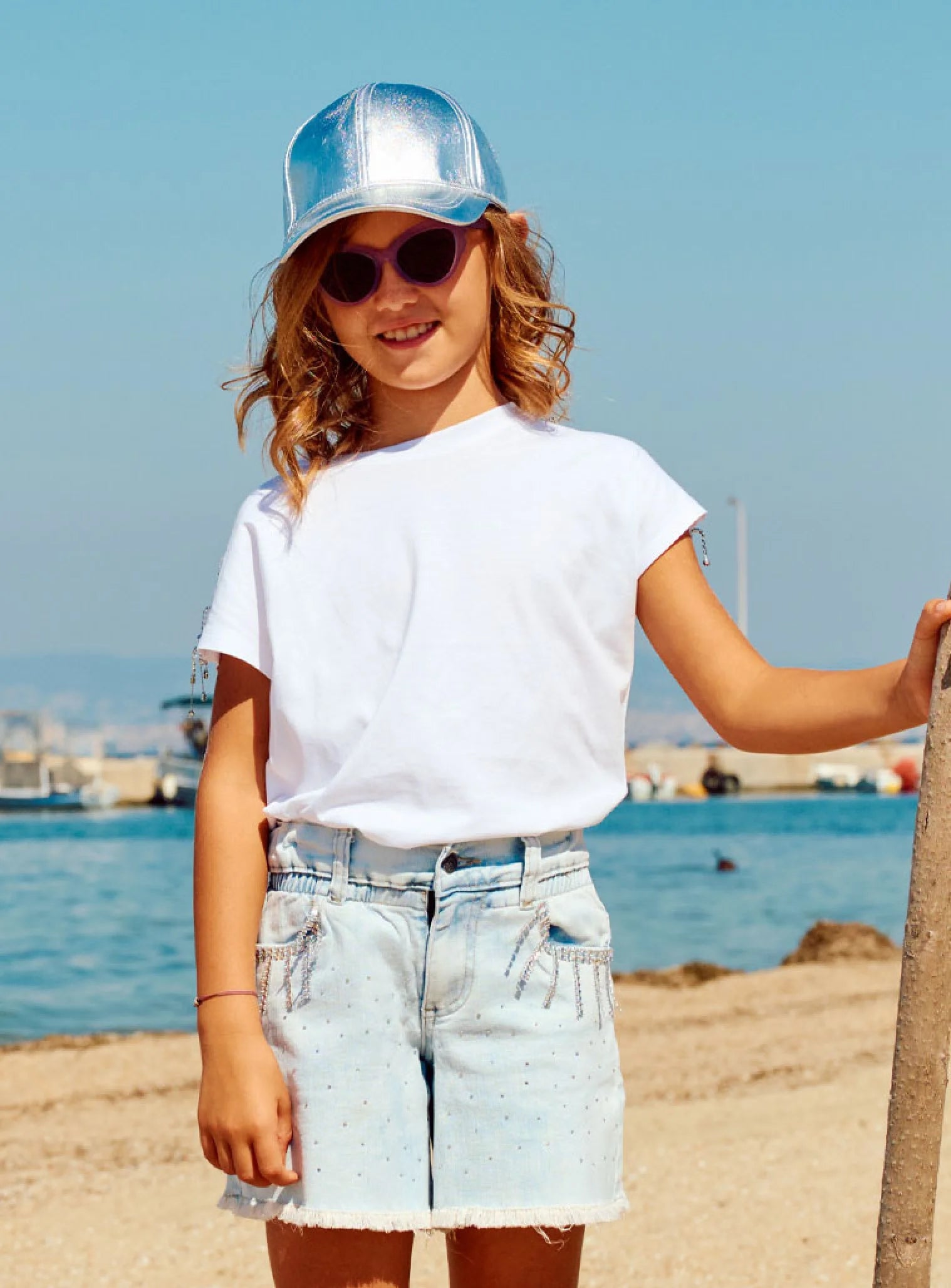 Παιδικό τζιν σορτσάκι Energiers για κορίτσι με στρας και ξέφτια σε ανοιχτόχρωμο denim