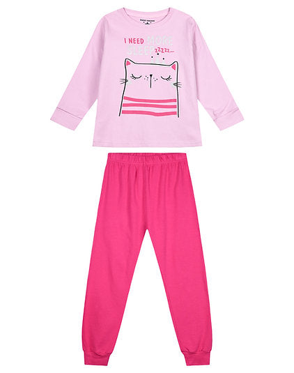 Παιδικές πιτζάμες για κορίτσια με μπλούζα σε απαλό ροζ χρώμα και τύπωμα γάτας με τη φράση 'I need more sleep', συνδυασμένες με φούξια παντελόνι.