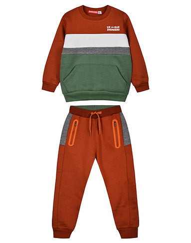 Παιδικό σετ φόρμας για αγόρια με φούτερ σε πορτοκαλί, πράσινο και λευκό χρώμα, με τσέπη μπροστά και τη φράση 'Be-Gas Energies', συνδυασμένο με πορτοκαλί παντελόνι φόρμας με γκρι και πορτοκαλί λεπτομέρειες.