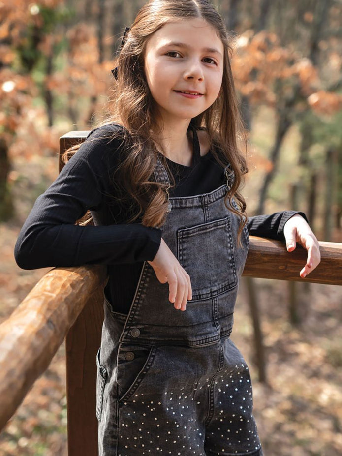 Κορίτσι φορά παιδική τζιν σαλοπέτα Energiers σε ανθρακί απόχρωση