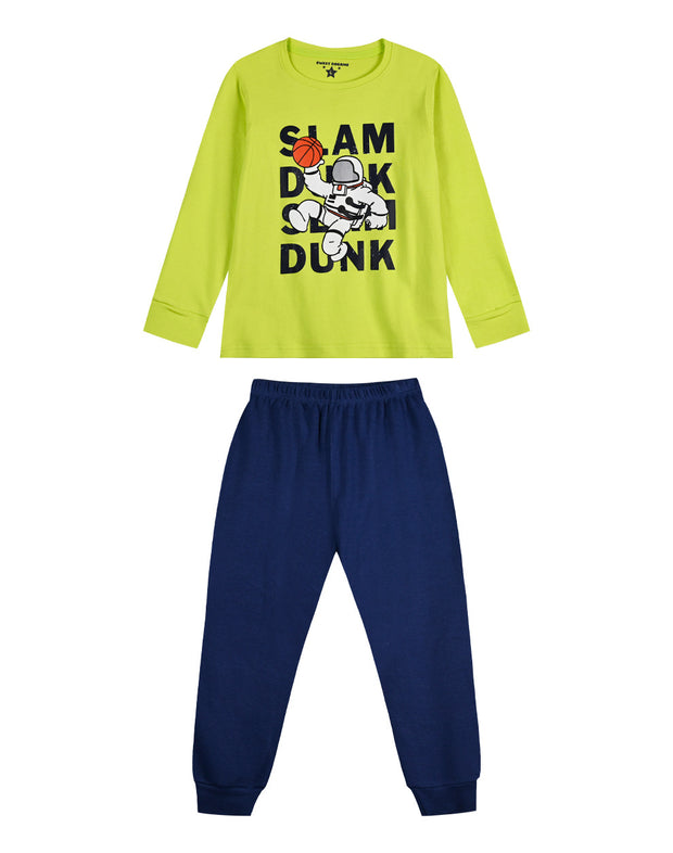 Παιδικές πιτζάμες για αγόρια με πράσινη μπλούζα και τύπωμα αστροναύτη που παίζει μπάσκετ με τη φράση 'Slam Dunk' και μπλε παντελόνι.