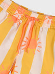 Παιδικό μαγιό σορτσάκι Energiers με κάθετες ρίγες σε κίτρινο και λευκό και σχέδιο ροζ ήλιο με κορδόνι στη μέση.