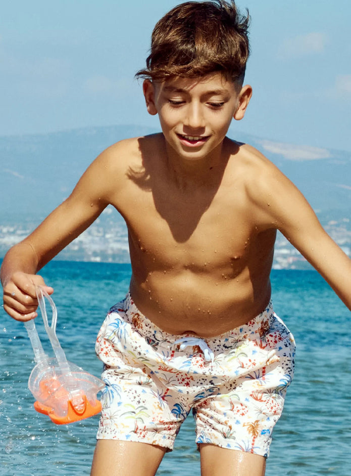 Παιδικό μαγιό σορτς Energiers για αγόρια με εμπριμέ τροπικό σχέδιο, φοίνικες και χρωματιστές λεπτομέρειες σε μπεζ φόντο.