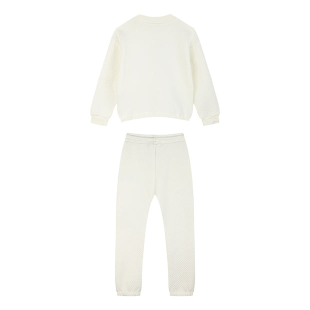 Παιδικό σετ φόρμας σε εκρού χρώμα, με μακρυμάνικη μπλούζα και παντελόνι. Διαθέτει ανάγλυφη υφή, ρυθμιζόμενο κορδόνι στη μέση και μπροστινές τσέπες. Ιδανικό για άνετες και στυλάτες casual εμφανίσεις.
