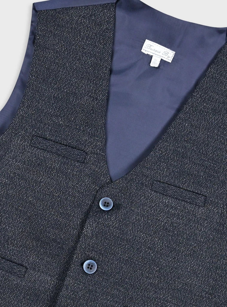 Παιδικό γιλέκο Energiers μπλε σκούρο – λεπτομέρεια μπροστινής όψης με κουμπιά

Παιδικό γιλέκο Energiers μπλε σκούρο – πίσω όψη με ρυθμιζόμενο λουράκι

Παιδικό γιλέκο Energiers μπλε σκούρο – μπροστινή όψη