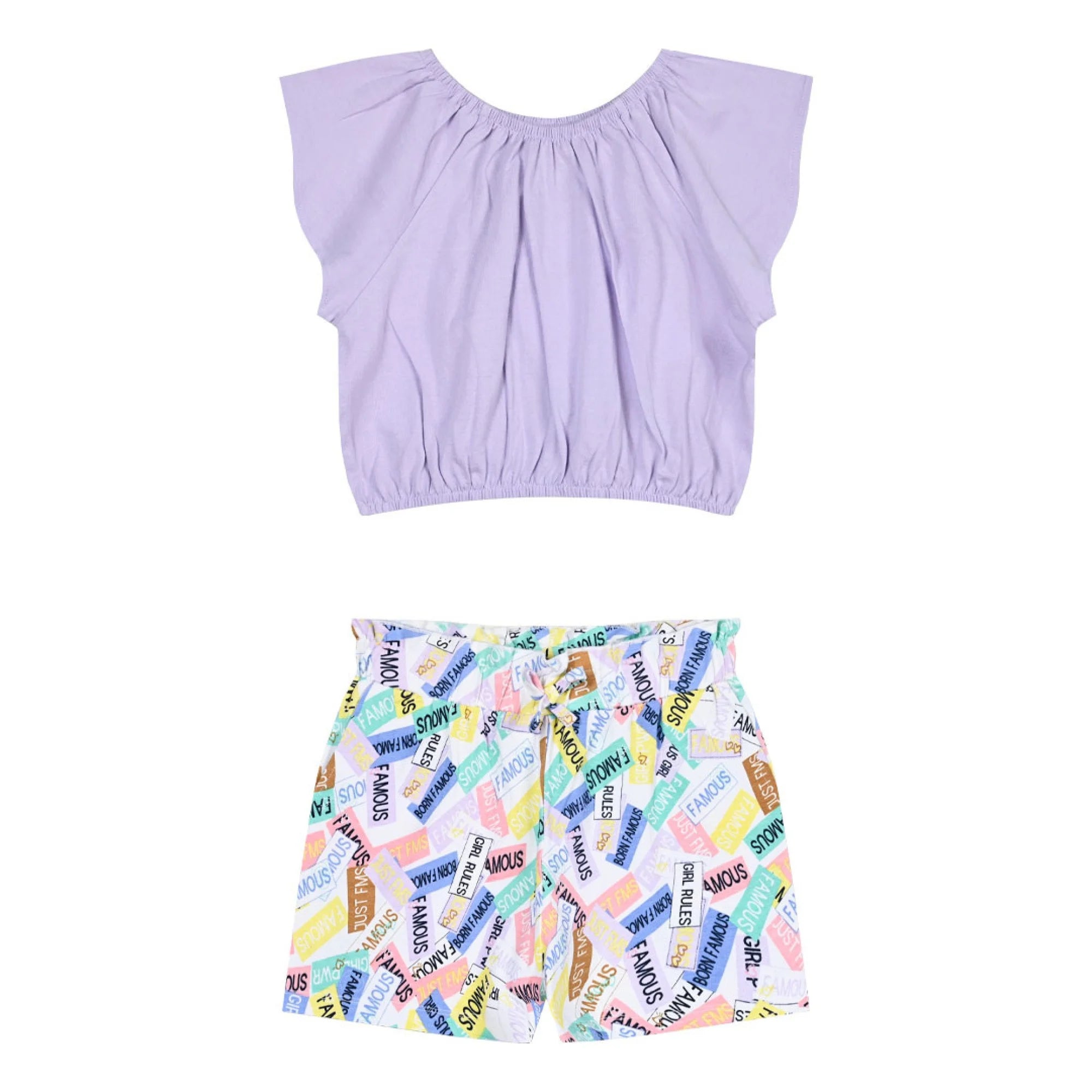 Σετ που αποτελείται από λιλά crop top και σορτσάκι με πολύχρωμο print γεμάτο λέξεις, ιδανικό για καλοκαιρινό στυλ.