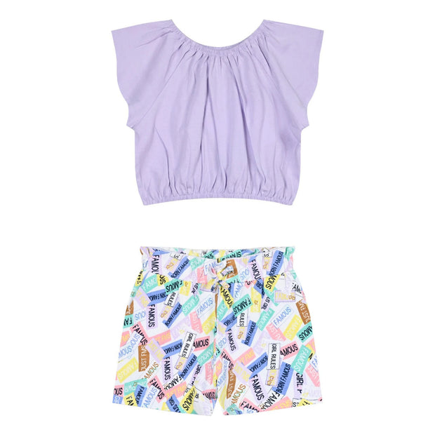 Σετ που αποτελείται από λιλά crop top και σορτσάκι με πολύχρωμο print γεμάτο λέξεις, ιδανικό για καλοκαιρινό στυλ.