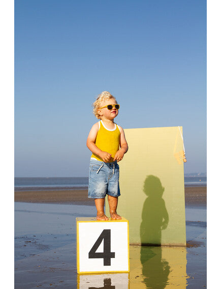 Παιδικά γυαλιά ηλίου σε κίτρινο χρώμα με ελαφρύ και εύκαμπτο σκελετό, ιδανικά για άνεση και προστασία από τον ήλιο.