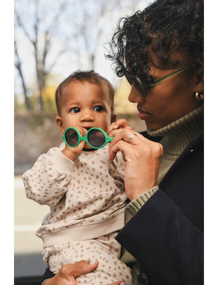 Κυλινδρική οικολογική συσκευασία σε μπεζ και πράσινο χρώμα με την επωνυμία 