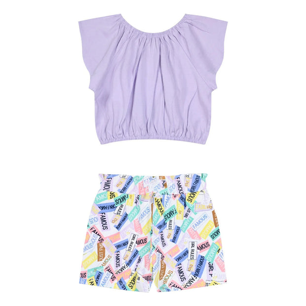 Λιλά crop top με φαρδιά μανίκια και πολύχρωμο σορτσάκι με τυπωμένες λέξεις όπως "Famous" και "Born Famous".