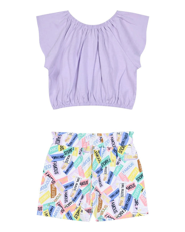 Λιλά crop top με φαρδιά μανίκια και πολύχρωμο σορτσάκι με τυπωμένες λέξεις όπως "Famous" και "Born Famous".