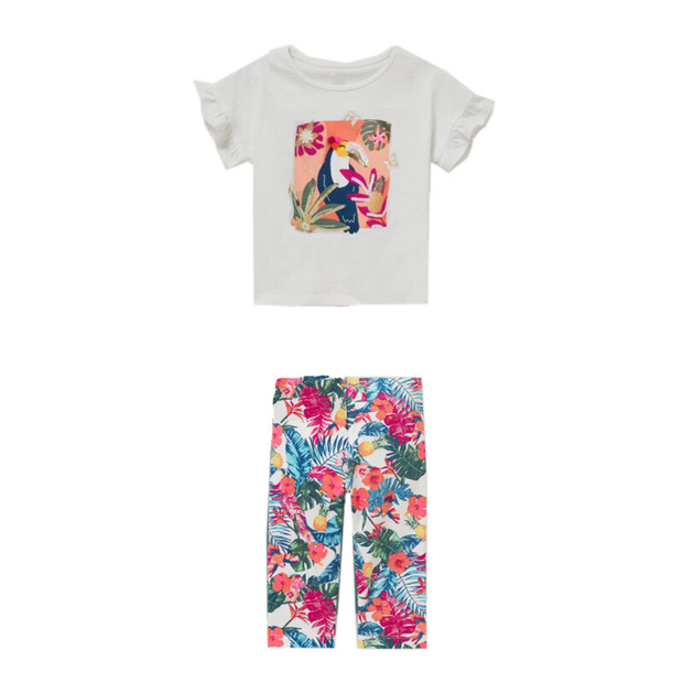 Παιδικό σετ για κορίτσι με λευκό μπλουζάκι με τροπική στάμπα και εμπριμέ κολάν με ζωηρά σχέδια τροπικών λουλουδιών και φρούτων. Ιδανικό για καλοκαιρινές εμφανίσεις.