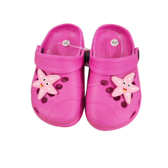 Παιδικά σανδάλια κροκς για κορίτσι  σε ροζ χρώμα με τρισδιάστατο διακοσμητικό αστερία και αντιολισθητική σόλα, ιδανικά για καλοκαιρινές δραστηριότητες.