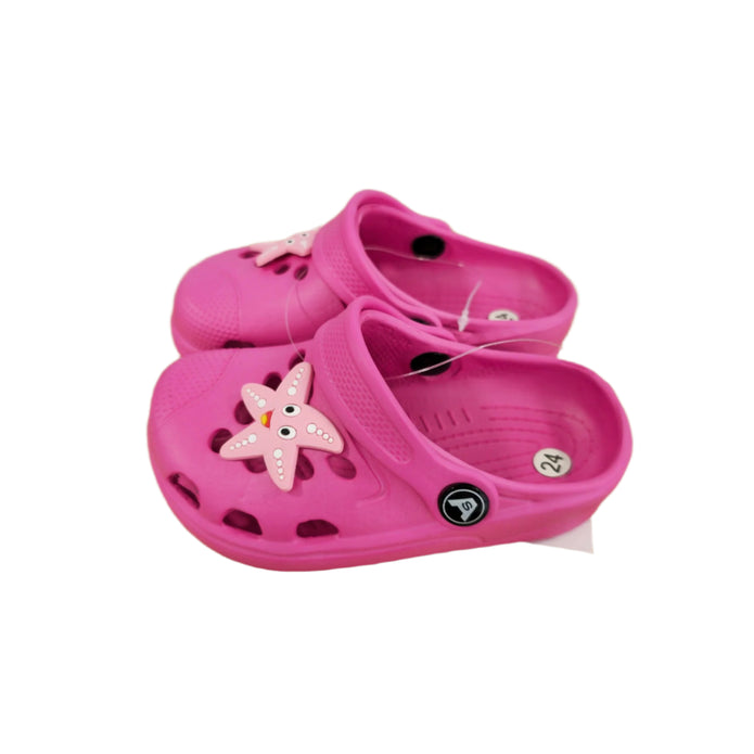 Παιδικά σανδάλια κροκς για κορίτσι  σε ροζ χρώμα με τρισδιάστατο διακοσμητικό αστερία και αντιολισθητική σόλα, ιδανικά για καλοκαιρινές δραστηριότητες.