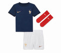 Nike παιδικό σετ ποδοσφαίρου Γαλλίας DN0903-410 με μπλε μπλούζα, λευκό σορτσάκι και κόκκινες κάλτσες