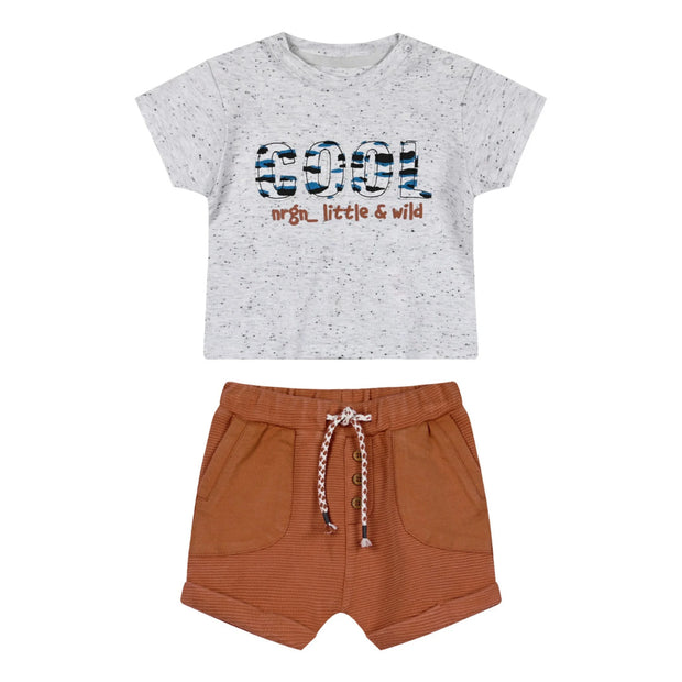 Παιδικό βρεφικό σετ για αγόρι με γκρι μπλουζάκι "Cool, Little & Wild" και καφέ σορτσάκι με κορδόνι, ιδανικό για άνετες και στυλάτες καθημερινές εμφανίσεις