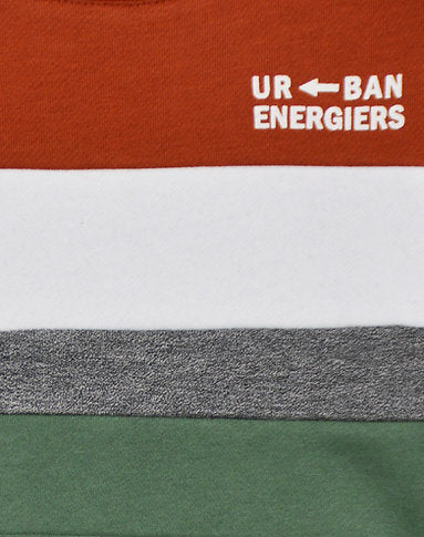 Παιδικό σετ φόρμας για αγόρια με φούτερ σε πορτοκαλί, πράσινο και λευκό χρώμα, με τσέπη μπροστά και τη φράση 'Be-Gas Energies', συνδυασμένο με πορτοκαλί παντελόνι φόρμας με γκρι και πορτοκαλί λεπτομέρειες.