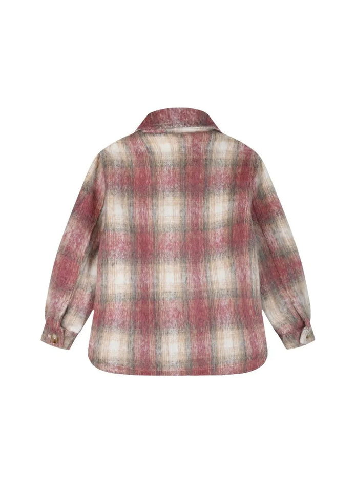 Παιδικό καρό πουκάμισο-ζακέτα σε αποχρώσεις του ροζ και μπεζ, με μακριά μανίκια και κουμπιά μπροστά. Διαθέτει δύο μπροστινές τσέπες με καπάκι, ιδανικό για casual και μοντέρνες εμφανίσεις.