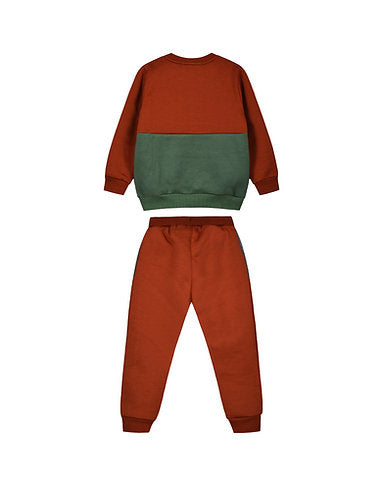 Παιδικό σετ φόρμας για αγόρια με φούτερ σε πορτοκαλί, πράσινο και λευκό χρώμα, με τσέπη μπροστά και τη φράση 'Be-Gas Energies', συνδυασμένο με πορτοκαλί παντελόνι φόρμας με γκρι και πορτοκαλί λεπτομέρειες.