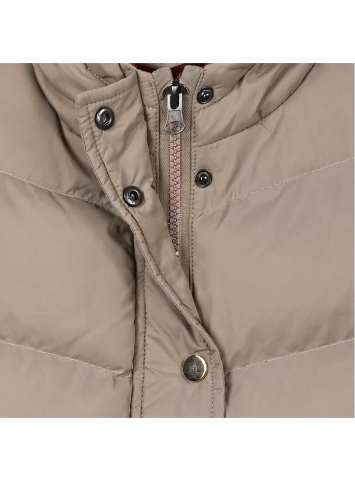 Αμάνικο γιλέκο με κουκούλα σε μπεζ χρώμα, με εσωτερική επένδυση σε πορτοκαλί απόχρωση. Διαθέτει μπροστινές τσέπες με κουμπιά και κουμπώματα με φερμουάρ και σούστες, ιδανικό για casual και ζεστές εμφανίσεις.