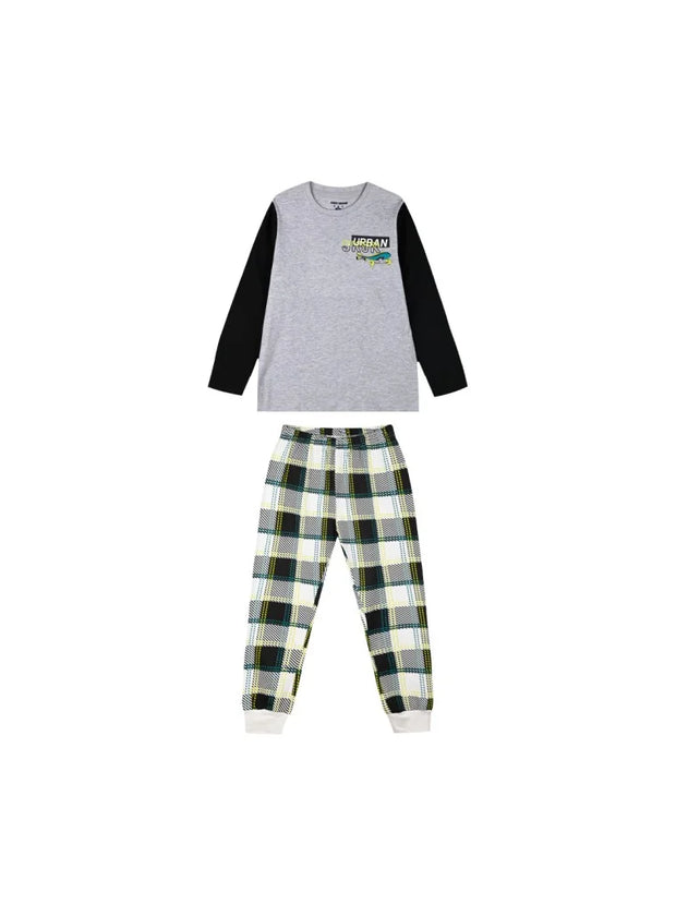 Παιδικές πιτζάμες για αγόρια με γκρι μπλούζα με μαύρα μανίκια και τύπωμα 'Urban Legend', συνδυασμένες με καρό παντελόνι σε πράσινες, μαύρες και λευκές αποχρώσεις.