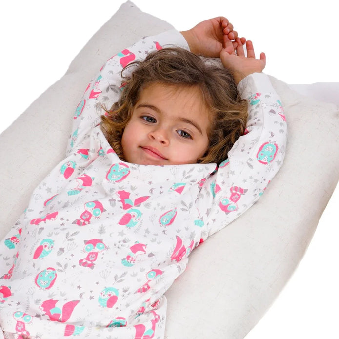 Παιδικές πιτζάμες για κορίτσια με λευκή μπλούζα και παντελόνι, διακοσμημένα με χαριτωμένα μοτίβα σε ροζ και γαλάζιες αποχρώσεις, όπως ζώα και κορνίζες.