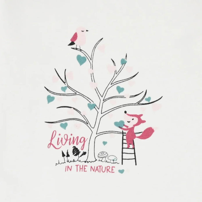 Σετ βρεφικών ρούχων για κορίτσι με τρία κομμάτια: λευκή μπλούζα με σχέδιο δέντρο και ζώα, ζακέτα με φλοράλ μοτίβο και ροζ παντελόνι από μαλακό ύφασμα. Ιδανικό για άνεση και στυλ στις καθημερινές εμφανίσεις