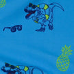Παιδικό μαγιό boxer σε φωτεινό μπλε χρώμα, διακοσμημένο με χαρούμενα καλοκαιρινά μοτίβα, όπως δεινόσαυρους, ανανάδες, φοίνικες και γρανίτες. Ιδανικό για τους μικρούς μας φίλους για διασκέδαση στην παραλία ή την πισίνα.