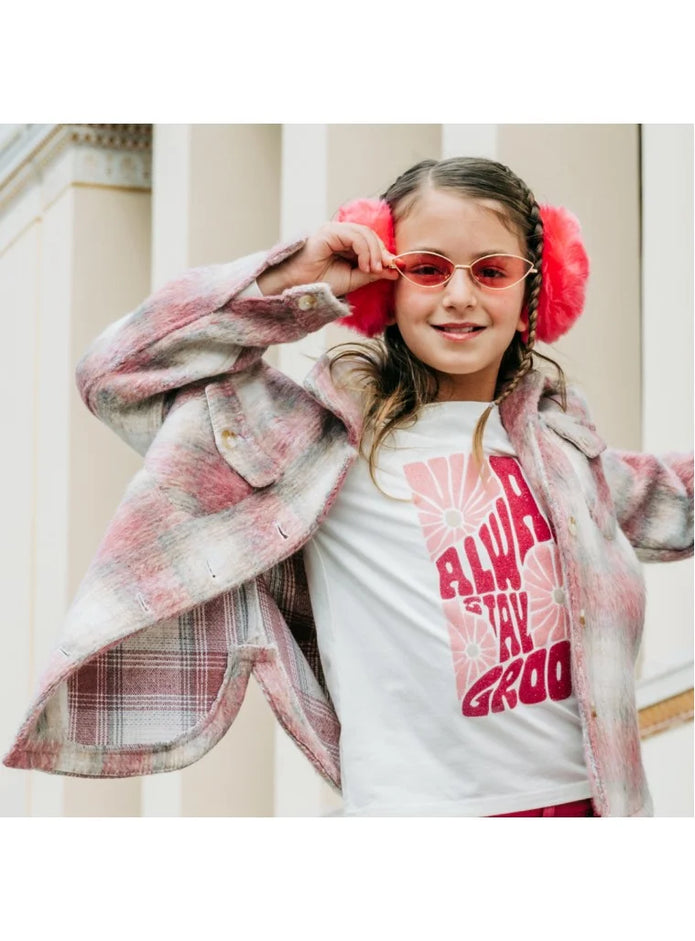 Παιδικό καρό πουκάμισο-ζακέτα σε αποχρώσεις του ροζ και μπεζ, με μακριά μανίκια και κουμπιά μπροστά. Διαθέτει δύο μπροστινές τσέπες με καπάκι, ιδανικό για casual και μοντέρνες εμφανίσεις.