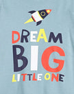 Παιδικές πιτζάμες για αγόρια με μακρυμάνικη μπλούζα σε γαλάζιο χρώμα και τύπωμα με φράση 'Dream Big Little One' και σχέδιο πυραύλου, συνδυασμένες με γκρι παντελόνι