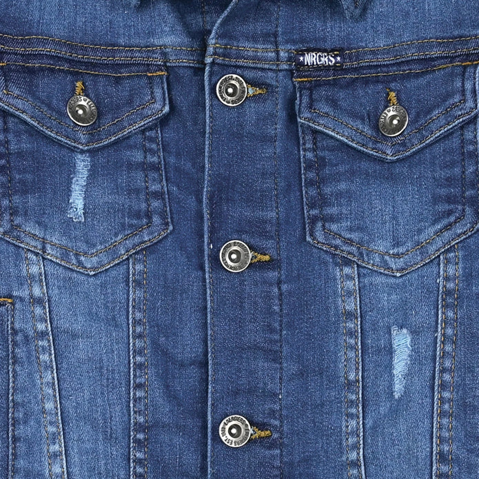 Παιδικό τζιν μπουφάν σε σκούρο μπλε χρώμα με κλασικό σχέδιο, τσέπες στο στήθος και κουμπιά μπροστά. Ιδανικό για στυλάτες και casual εμφανίσεις, προσφέροντας διαχρονική κομψότητα. Denim σακάκι μπουφάν για αγόρι 