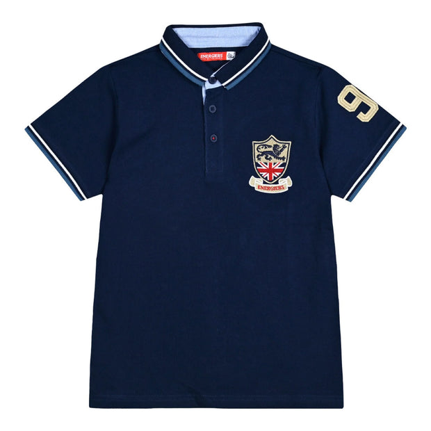 Παιδική μπλούζα πόλο σε μπλε σκούρο χρώμα με κεντημένο σήμα στο στήθος, λεπτομέρειες με ρίγες στον γιακά και τα μανίκια, και αριθμό '9' στο μανίκι.