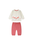 Σετ βρεφικών ρούχων για κορίτσι που περιλαμβάνει εκρού φούτερ με κεντημένα λουλούδια στο κάτω μέρος και ροζ παντελόνι με λάστιχο στη μέση και στους αστραγάλους. Ιδανικό για άνετες και κομψές εμφανίσεις