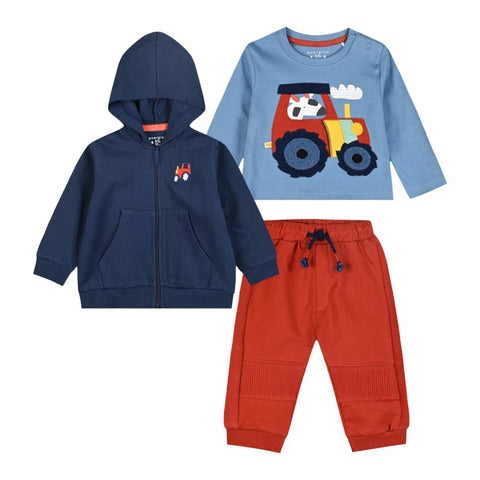 Σετ βρεφικών ρούχων για αγόρι με τρία κομμάτια: μπλε φούτερ με κουκούλα και σχέδιο τρακτέρ, μπλε μπλούζα με στάμπα τρακτέρ και κόκκινο παντελόνι με λάστιχο. Άνετο και διασκεδαστικό για καθημερινές δραστηριότητες