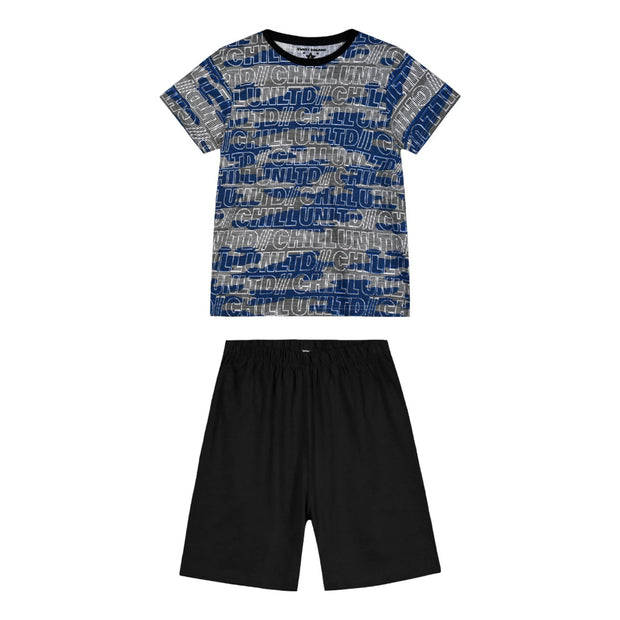 Αγόρικη παιδική πιτζάμα με μπλουζάκι σε γκρι φόντο και μπλε γράμματα "CHILL LTD" σε επαναλαμβανόμενο μοτίβο. Συνδυάζεται με μαύρο σορτσάκι με λάστιχο στη μέση, ιδανικό για άνετο και δροσερό ύπνο