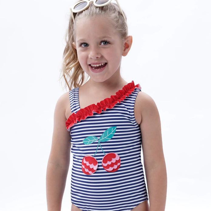 Παιδικό ολόσωμο μαγιό με μπλε-λευκές ρίγες, κόκκινα βολάν στον έναν ώμο και σχέδιο κεράσια. Μοντέρνα και παιχνιδιάρικη επιλογή για το καλοκαίρι.