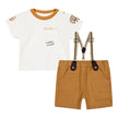 Σετ ρούχων για βρέφη που περιλαμβάνει λευκό μπλουζάκι με χαριτωμένες λεπτομέρειες και μουσταρδί σορτσάκι με τιράντες. Άνετο και χαριτωμένο για καθημερινή χρήση